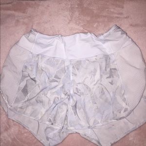 LULULEMON WHITE PATTERNED SPLIT RUN SHORTS!